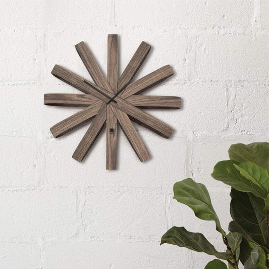 Umbra - Wanduhr Ribbonwood aus Walnussholz