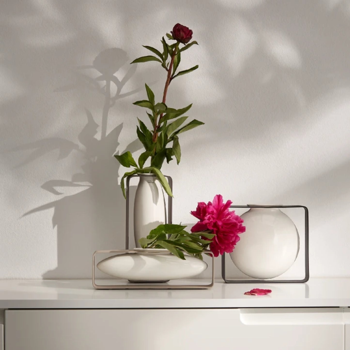 Philippi - Float Vase, hoch - schebende Vase im Metallgestell