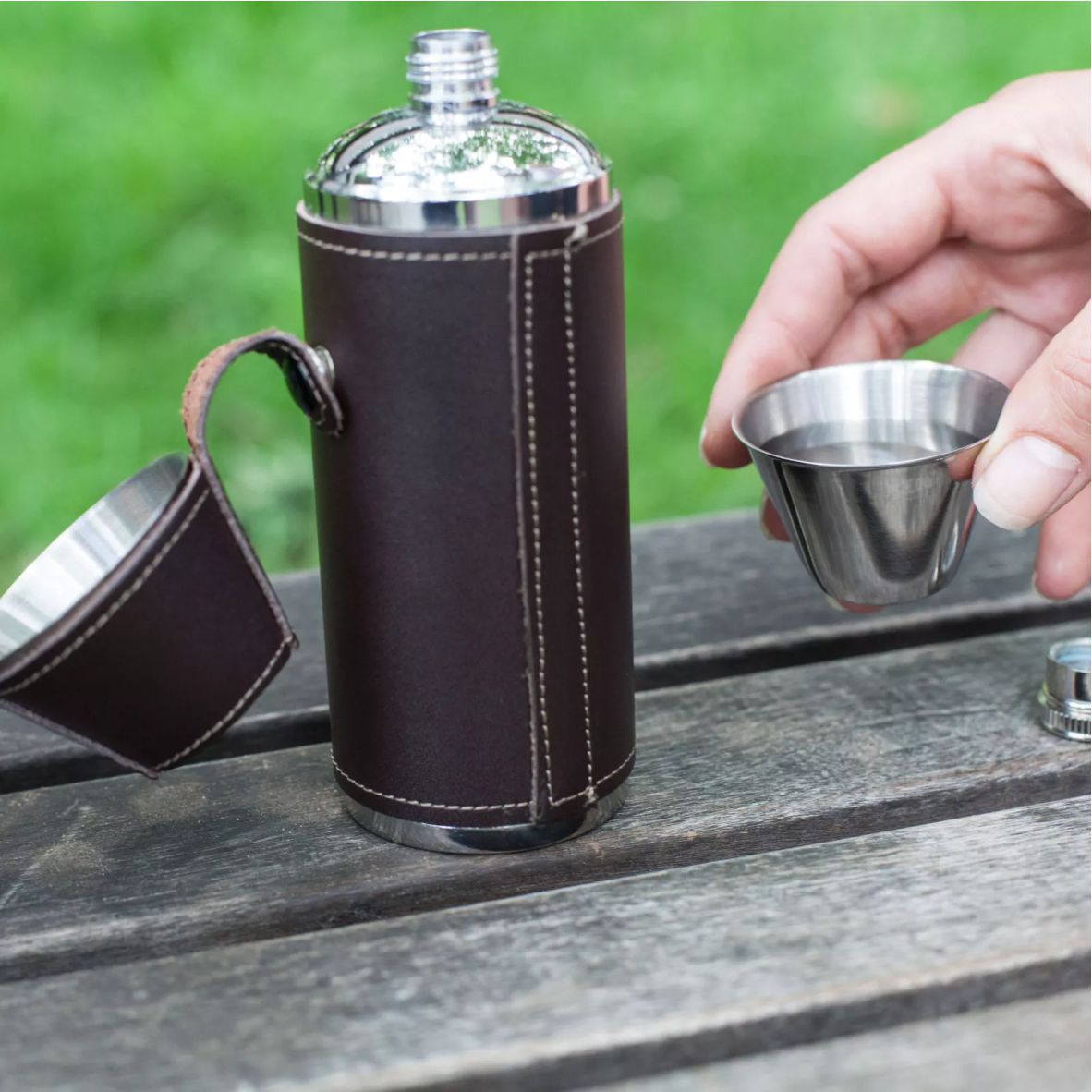 Kikkerland Fläschchen Leder + 2 Schnapsgläser